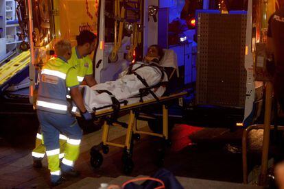 Una persona herida es ingresada en una ambulancia tras el hundimiento del paseo marítimo de Vigo.