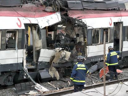 Bomberos junto a uno de los trenes atacados con bombas en Madrid el 11 de marzo de 2004.
