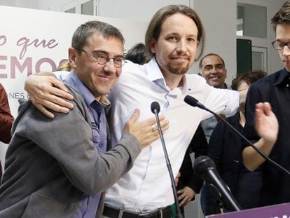 Pablo Iglesias, en el centro, abraza a Juan Carlos Monedero (izquierda) tras conocer sus resultados el 25-M.