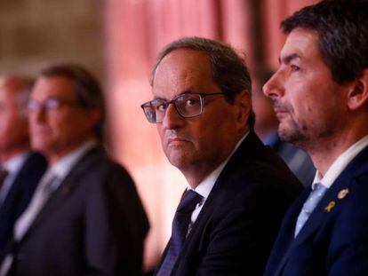 El presidente de la Generalitat, Quim Torra, acompañado del presidente de la Cambra de Barcelona, Joan Canadell (d), este martes.