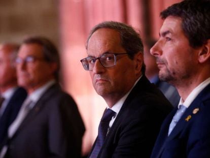 El presidente de la Generalitat, Quim Torra, acompañado del presidente de la Cambra de Barcelona, Joan Canadell (d), este martes.