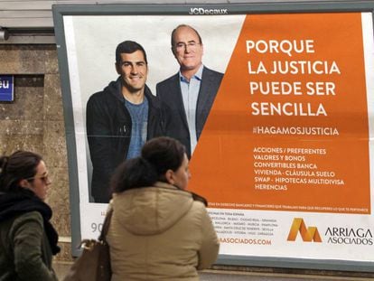 Un cartel en el metro de Madrid anuncia los servicios legales de un despacho