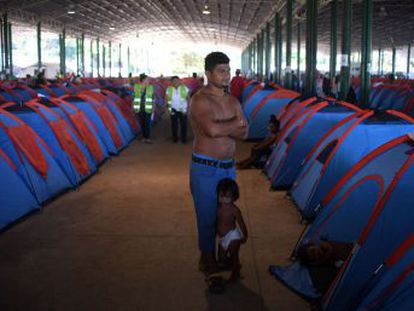 Las autoridades tratan de convencer a los migrantes para que soliciten el refugio, un trámite complicado, y que propiciaría un freno a la marcha, entre las difíciles condiciones de los afectados