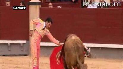 Tras dejar varias tandas de mérito al natural, Morenito de Aranda ha dado una vuelta al ruedo tras petición de oreja en el segundo festejo de San Isidro. Su actitud y la de Iván Fandiño, que también dejó buenos naturales con el sexto, fueron lo mejor de una tarde en la que se lidió una corrida descastada en general de José Luis Pereda.  <a href=" http://www.elpais.com/toros/feria-de-san-isidro/"><b>Vídeos de la Feria de San Isidro</b></a>