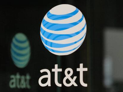 Logotipo de AT&amp;T en un edificio de la compa&ntilde;&iacute;a en Nueva York (EE UU).