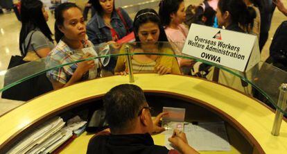 Trabajadores filipinos deportados llegan a Manila, este lunes. 