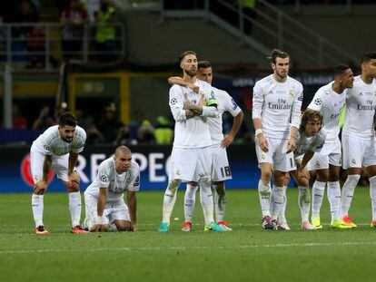 Jugadores del Real Madrid, durante la tanda de penaltis de la final de la Champions.