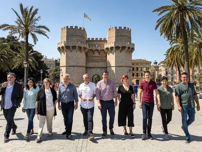 Representantes de Compromís, Más País, Més por Mallorca, Verdes Equo y la Chunta Aragonesista, este lunes frente a las torres de Serranos de Valencia.