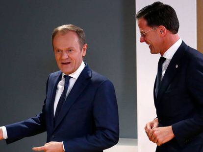 El primer ministro holand&eacute;s, Mark Rutt, junto al presidente del consejo europeo, Donald Tusk 