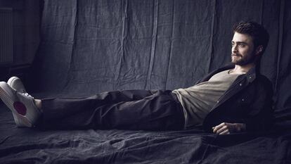 Daniel Radcliffe, fotografiado en exclusiva para ICON en Londres: viste chaqueta y pantalón Bottega Veneta, camiseta Louis Vuitton y zapatillas Ermenegildo Zegna. En vídeo, el tráiler de su última película, 'Jungle'.