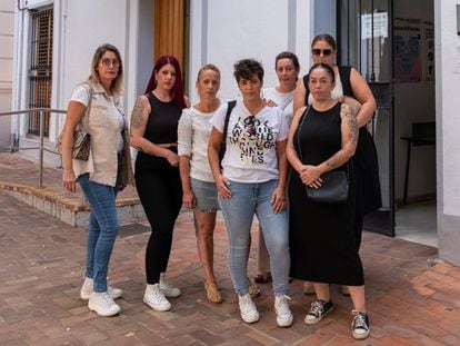 Siete de las 21 madres que yan han presentado una denuncia por los desnudos de sus hijas, el pasado lunes en Almendralejo.