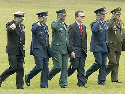 El presidente de Colombia, Álvaro Uribe, rodeado del Estado Mayor del Ejército, pasando revista a las tropas en Bogotá.