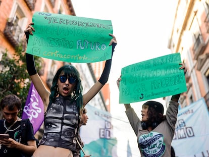 Participantes en la manifestación de asociaciones medioambientales que exigen el fin de los combustibles fósiles, el pasado 15 de septiembre en la Plaza Mayor de Madrid.