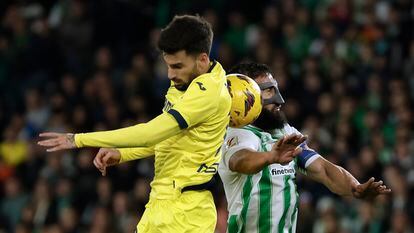 Baena y Fekir pelean por un balón aéreo.