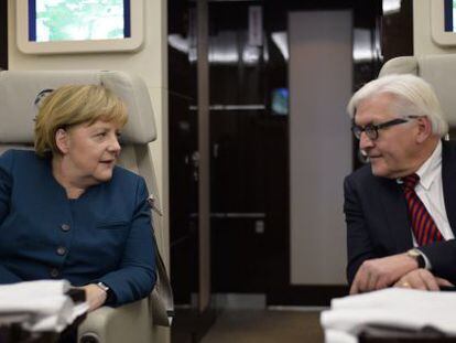 Angela Merkel y su ministro de Exteriores, Frank-Walter Steinmeier, durante un viaje emprendido el pasado 18 de diciembre.