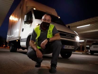 Joan Francesc Quintana con su camioneta, que no podrá circular por Barcelona a partir del 1 de abril.