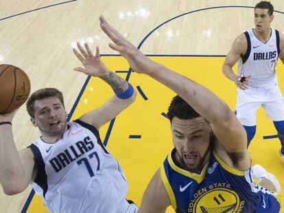 Doncic lanza ante Klay Thompson.