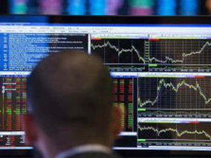Un trader, frente a sus monitores en el NYSE de Nueva York. 