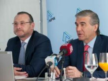 Jos&eacute; Aljaro, director financiero de Abertis, y Francisco Reyn&eacute;s, consejero delegado del grupo.