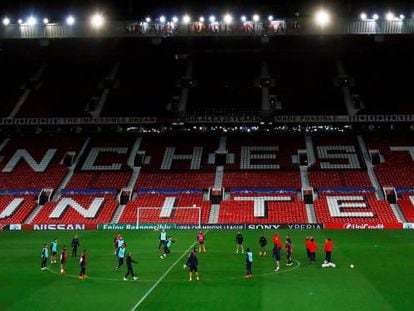 Los jugadores del Sevilla, durante el entrenamiento en Old Trafford.