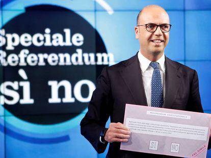 El Ministro de Interior de Italia, Angelino Alfano, muestra una papeleta en un programa de televisión.