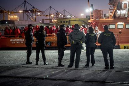 Agentes de la Guardia Civil controlan en el puerto de Málaga la llegada de migrantes rescatados.