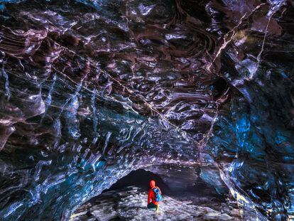 Cueva de hielo en el glaciar Vatnajökull, en Islandia.