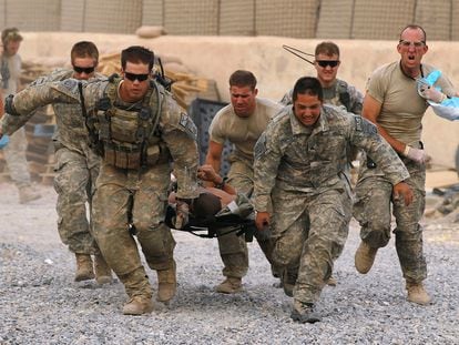 Soldados estadounidenses evacuan a un compañero herido cerca de Kandahar (Afganistán), el 24 de junio de 2010.