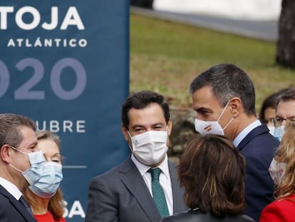 El presidente del Gobierno Pedro Sánchez, saluda al presidente de castilla-La Mancha, Emiliano García Page (i), el presidente de la junta de Andalucía, Juan Manuel Moreno (2i), el presidente de la Xunta, Alberto Núñez Feijóo (d), y la diputada del PP Ana Pastor (i) a su llegada a la clausura del Foro La Toja 2020, esta mañana en la isla de La Toja, en O Grove (Pontevedra).