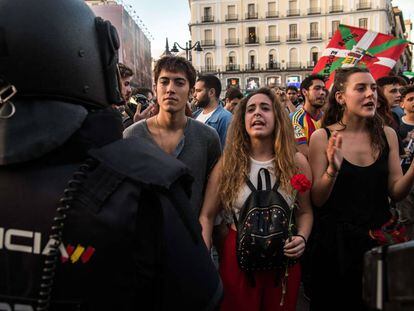 Manifestantes independentistas catalanes increpan a la Polic&iacute;a.