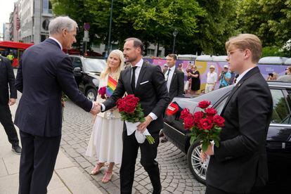 Los príncipes Haakon y Mette-Marit de Noruega visitan la zona, este sábado. 