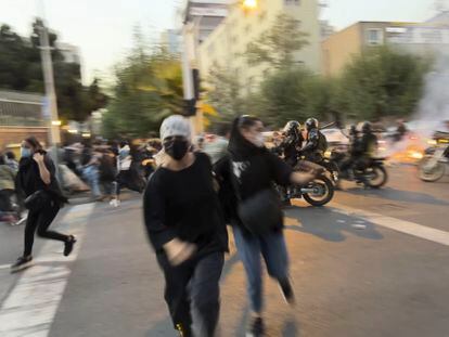 Protesta en Teherán el 19 de septiembre, tres días después de la muerte de Mahsa Amini, de 22 años, fallecida bajo custodia policial.