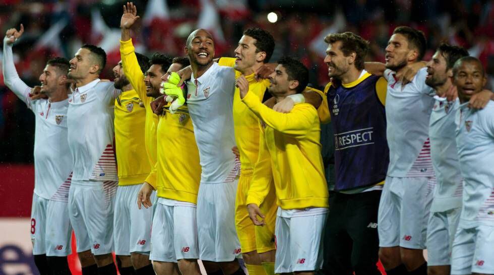 Los jugadores del Sevilla celebran el pase a la final de la Liga Europa.