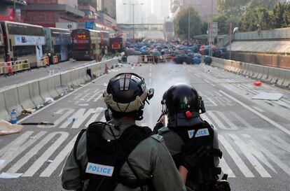 La policía antidisturbios se para frente a los manifestantes antigubernamentales durante una manifestación en el Día Nacional de China, en Wong Tai Sin, Hong Kong.