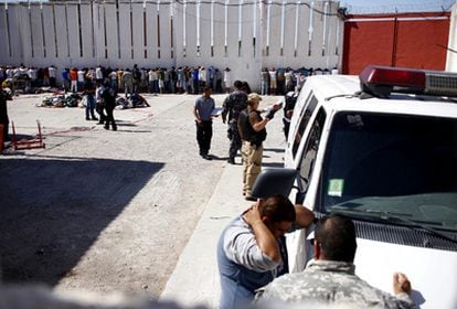 Agentes federales realizan una requisa en el penal municipal de Ciudad Juárez (México), después del motín que dejó 17 muertos