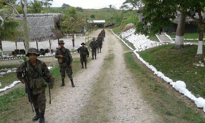 Soldados guatemaltecos en la frontera con Belice