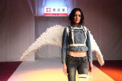 Imagen distribuida por Greenpeace hoy martes 20 de noviembre de 2012 que muestra a una modelo desfilando durante el lanzamiento del informe de Greenpeace "Hilos tóxicos - La gran costura de la moda" en Pekín, China.