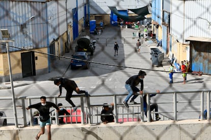 Varios menores se escapan de las naves del Tarajal en Ceuta el pasado 24 de junio.
