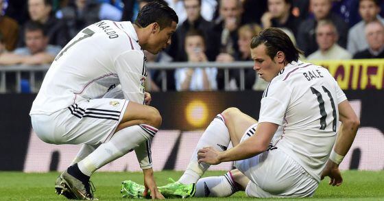 Cristiano se interesa por el estado de Bale, lesionado.