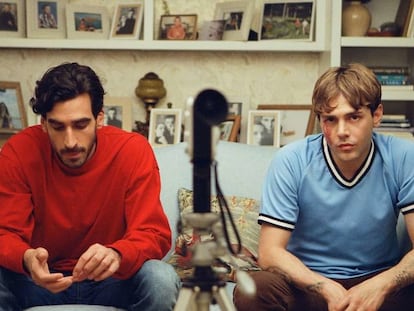 Gabriel D’Almeida Freitas y Xavier Dolan, en un fotograma de 'Matthias & Maxime'.