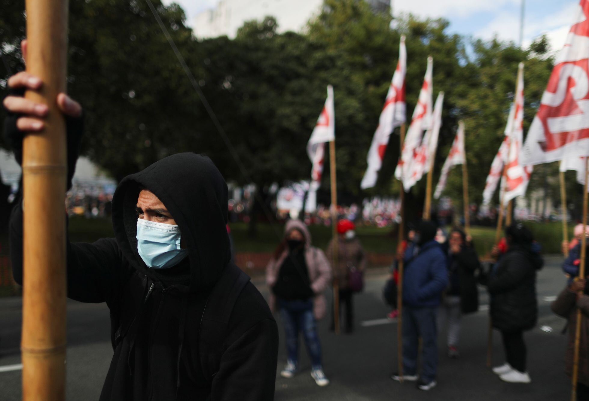 Manifestantes exigen mejores salarios, vacunas y recursos para comedores populares en Buenos Aires, en junio de 2021. 