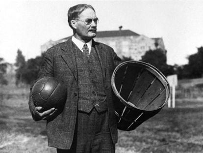 James Naismith​ fue un profesor de educación física, entrenador y capellán castrense. Inventó el deporte del baloncesto en 1891.
