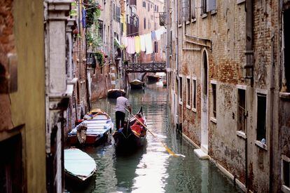 Ubicado en una isla en medio de Venecia, el Ghetto original (cuyo nombre hace referencia a las fundiciones de hierro -geto, en veneciano- que había antes en la zona) acogió desde 1516 -fue ampliado en años posteriores- a toda la población judía de la ciudad, por orden de la Iglesia Católica. Fue el primer gueto de la historia.
