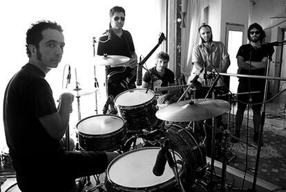 José Ignacio Lapido (segundo por la izquierda) posa con su banda durante la grabación de su próximo disco.