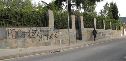 “PSC = 155. Ni olvido ni perdón”, dice una de las pintadas en la valla de la casa del secretario de Organización del PSC, Salvador Illa, en La Roca del Vallès (Barcelona), ayer.