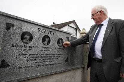 Eugene Reavey muestra una placa que recuerda a sus tres hermanos, muertos por disparos de paramilitares unionistas en 1976. 