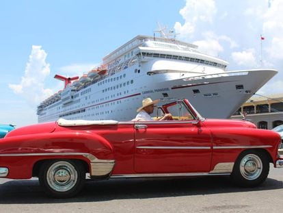 Un Chevrolet Deluxe de 1952, frente a un crucero atracado en el puerto de La Habana (Cuba).