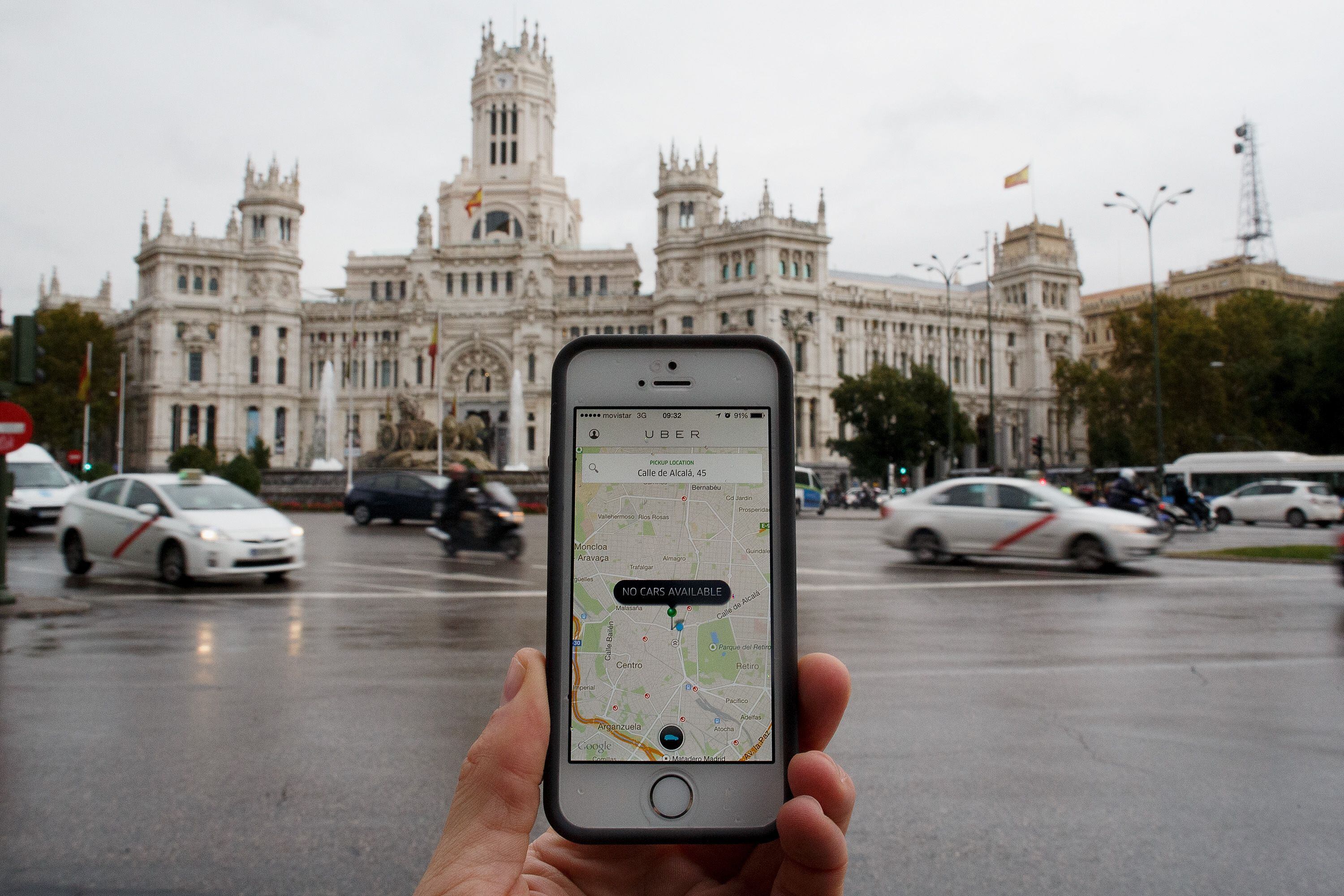 Un usuario utiliza Uber en la Plaza de Cibeles de Madrid.