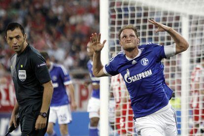 Benedikt Howedes, del Schalke 04 celebra su gol.