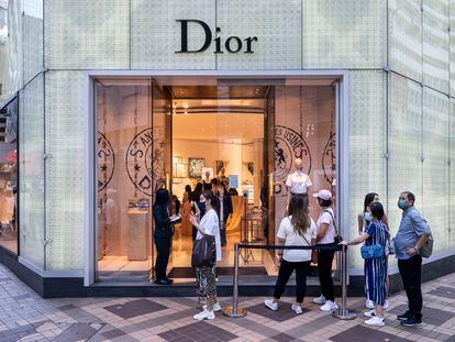 Clientes hacen cola en una tienda de Dior en Hong Kong.